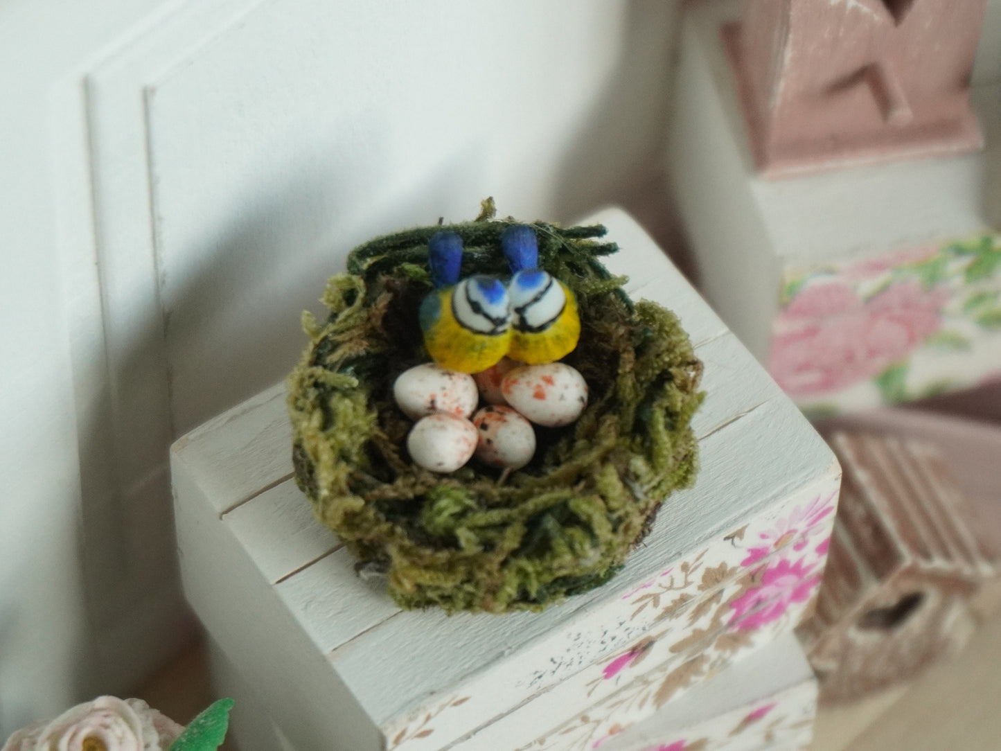 1:12 Scale Miniature Love Birds in Nest | Dollhouse Miniature Accessories | Miniature Garden