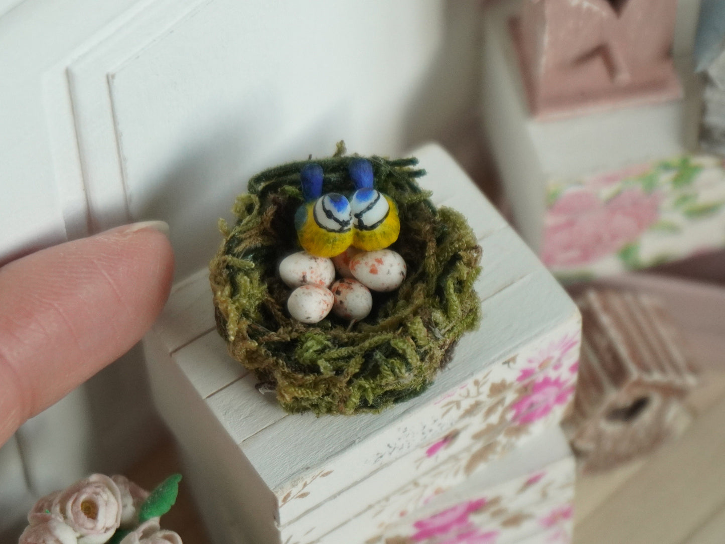 1:12 Scale Miniature Love Birds in Nest | Dollhouse Miniature Accessories | Miniature Garden