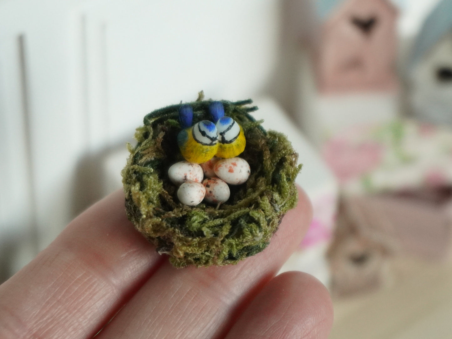 1:12 Scale Miniature Love Birds in Nest | Dollhouse Miniature Accessories | Miniature Garden